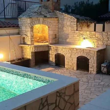 Mit Pool Und Gemütlicher Grillecke Apartamento Ližnjan