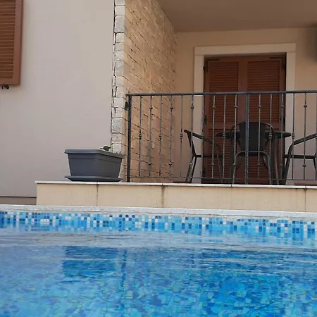 Mit Pool Und Gemütlicher Grillecke